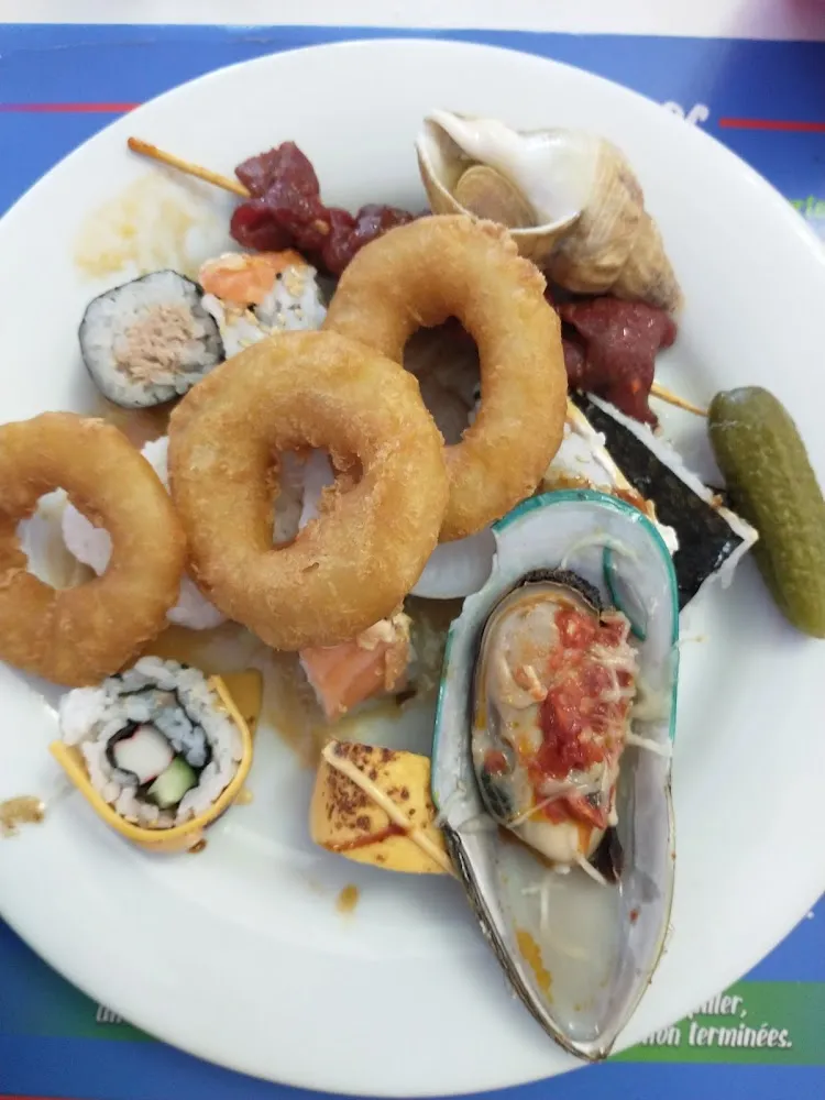 Beignets de Calamars Avec Sushi Huitre Brochette de Viande A Cuire Et Cornichon